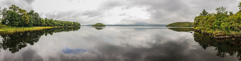 叶芝的一首诗中描绘了吉尔湖和茵梦湖岛的全景。