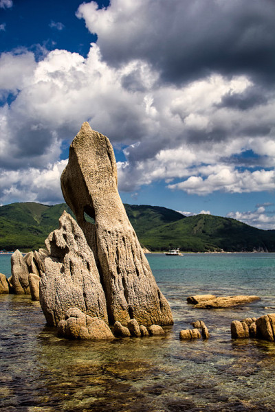 岩石在美丽清澈的海水中