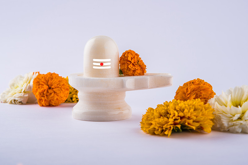 湿婆灵加由白色大理石和花朵组成