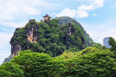 阳朔公园西山观景台上的传统东方风格建筑
