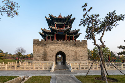 秋天，公园里有中国古建筑的阁楼和银杏树