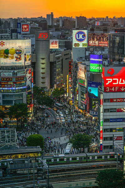 从涩谷光里可以看到涩谷scramble十字路口