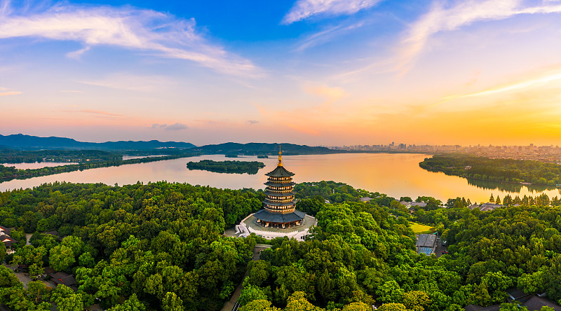 中国杭州日出时的雷峰塔景色。