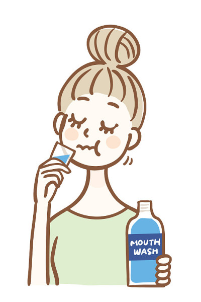 年轻女子用漱口水护理口臭
