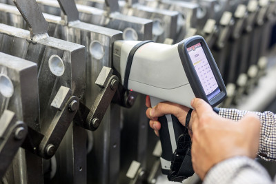 检验员是材料分析(pmi和xrf)是测量不锈钢(ASTM A 304材料)与数字便携式材料分析仪。