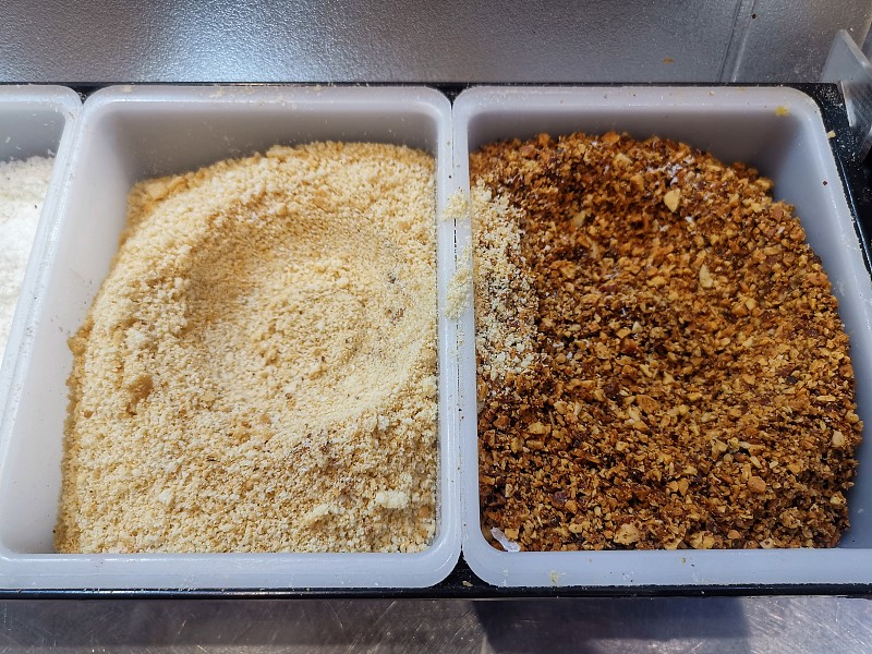 烤坚果和碎饼干