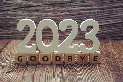 再见2023字母表字母上的木制背景