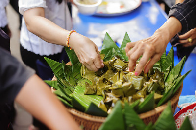 慈善食品:把穷人送到乞丐手中。贫困概念
