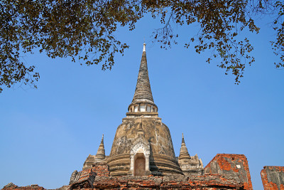 三三古塔雕塑与游客在Wat Phra Si Sanphet是最好的著名地标古老的历史佛教寺庙在大城府
