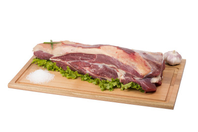 砧板上的新鲜生牛肉，背景为白色。