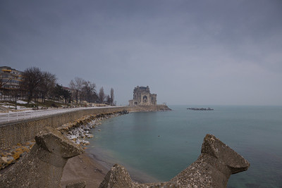 老赌场在康斯坦塔，罗马尼亚，在黑海海岸的散步在一个冬天的早晨。