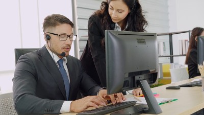 商务人员戴着耳机在办公室工作