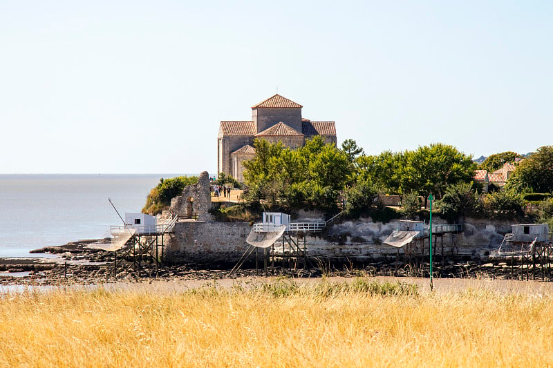 Talmont-sur-Gironde。圣拉德贡教堂和钓鱼瓦。Charente-Maritime。新