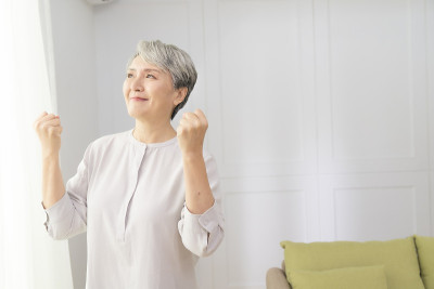 一个灰白头发的老妇人的特写照片