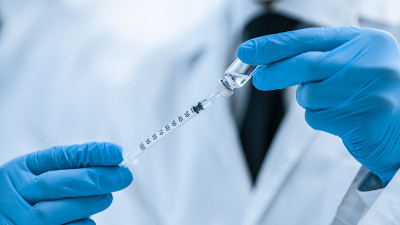 关闭了。医生手里拿着新疫苗注射器