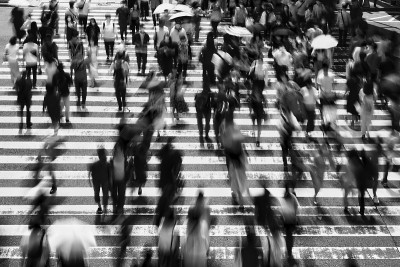 日本有很多人穿过大阪