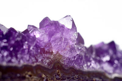 孤立在白色上的紫水晶晶。