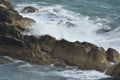 海浪冲击着多塞特海岸附近的岩石