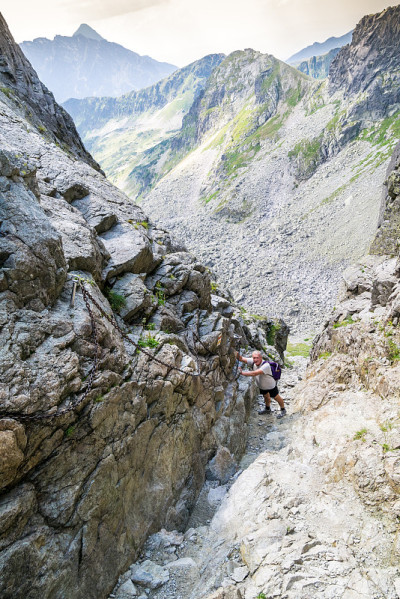 中年男子徒步登山。