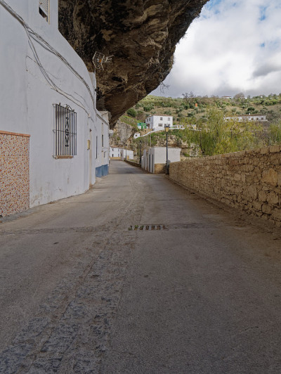 在Setenil de las Bodegas城市的街道和岩石上的房子