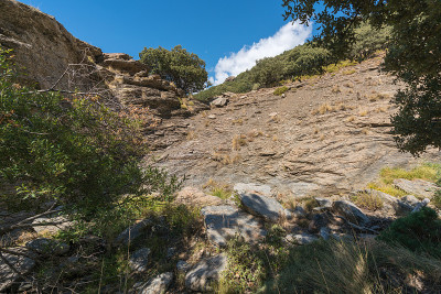 穿过内华达山脉岩石地区的峡谷