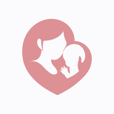 母亲抱着她的心型婴儿