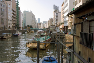 日本的船屋漂浮在河上