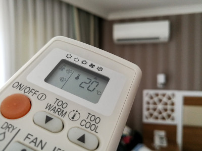 遥控器指向空调
