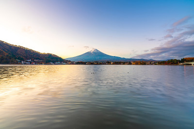富士山鸟瞰图。日本的标志性山峰。富士山傍晚日落景观，川口町，山梨，日本。