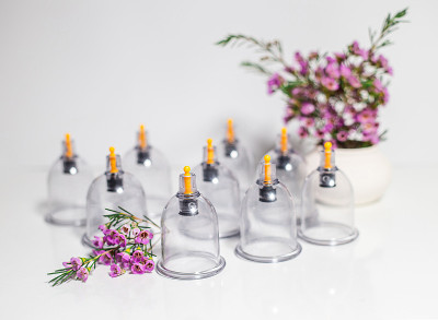 真空疗法。杯按摩。Hijama