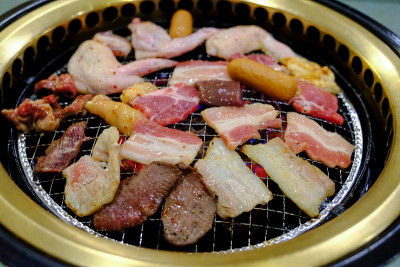 靠近生切猪肉鸡翅，肝在火上烧烤在韩式。