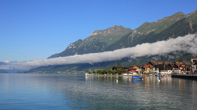 夏日清晨的布里恩茨村和奥格斯马特松山。湖Brienz,瑞士。