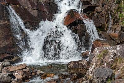 Cwmorthin Terrace和Rhosydd Slate Quarry的瀑布，Blaenau 