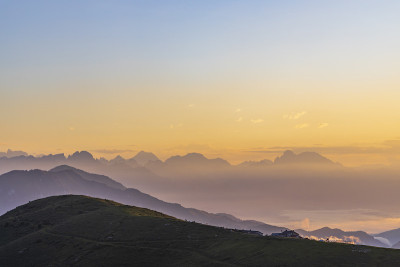 意大利北部格拉帕山附近的夏季景观
