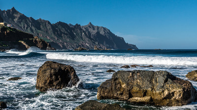 大海在巨石间激起泡沫