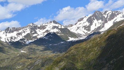 两座雪山