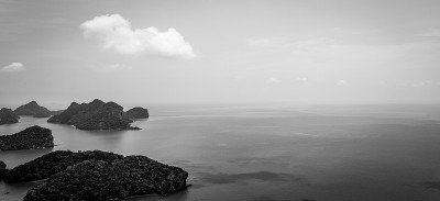 岛屿绿色茂盛的热带岛屿在蓝色和蓝绿色的海洋背景