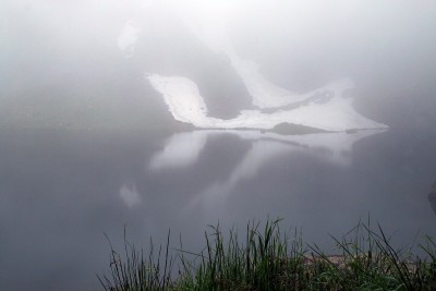 在一个多雾的早晨，巴雷湖畔解冻了。