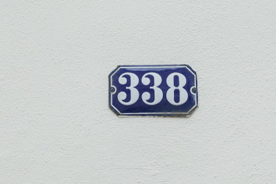 墙边的338号房子