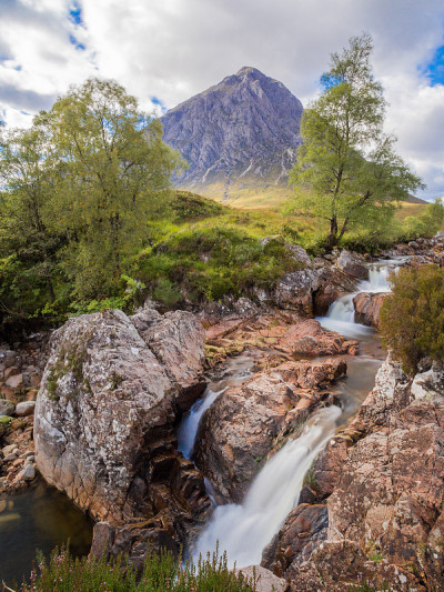 瀑布与Buachaille etive mor, Glen Coe，苏格兰，英国