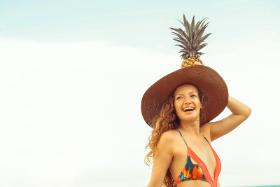 快乐的女人在夏天的海滩上穿着泳衣