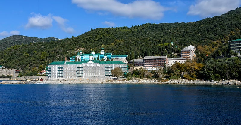 希腊阿尔基迪基山的俄罗斯圣潘特莱蒙东正教修道院全景