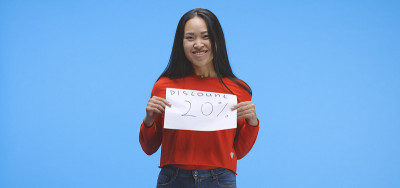 拿着打折牌的年轻女子