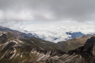 厄瓜多尔鲁库皮钦查火山的火山口边缘