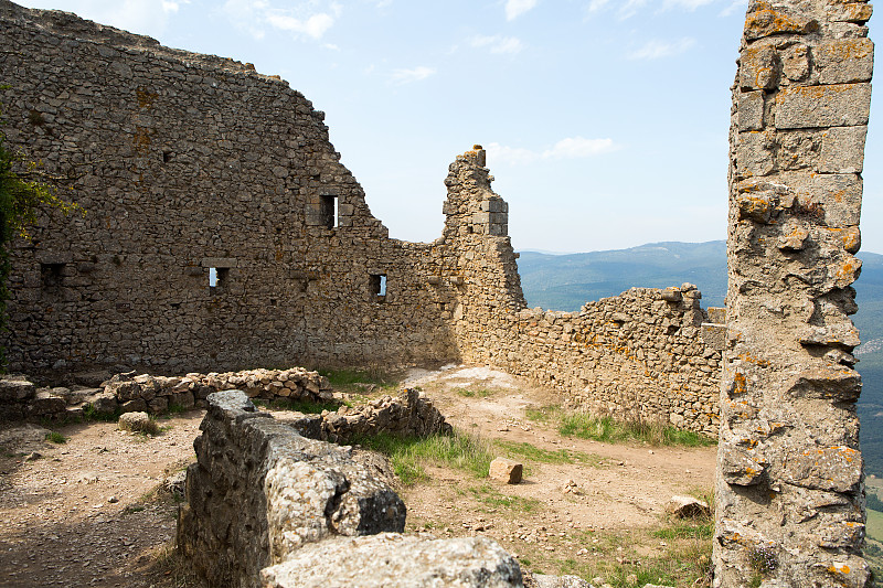 法国的Peyrepertuse城堡。