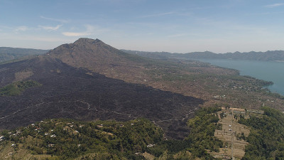山地景观与巴图尔火山