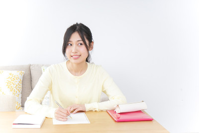 年轻女子在家学习
