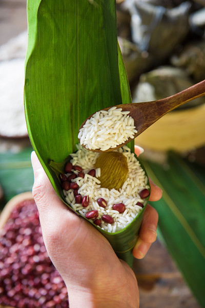 端午节包粽子，中国的传统食品
