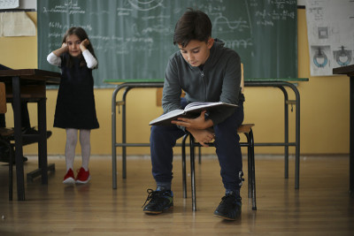 学生在教室里