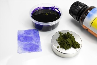 指纹显影剂使用的是csi，一种装有龙胆紫粉末和液体溶液的瓶子